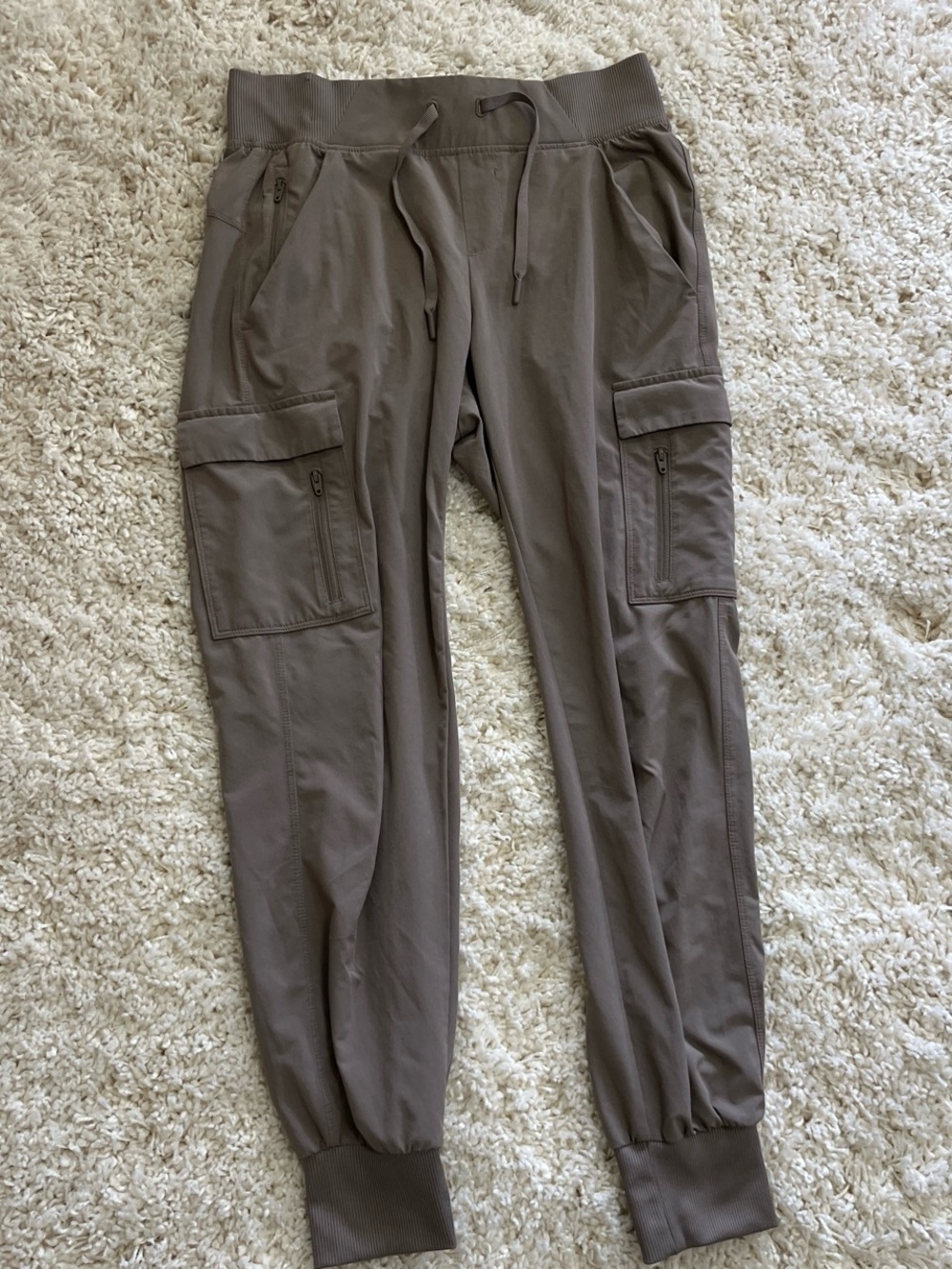 Women’s Jogger Cargo Pants in Taupe